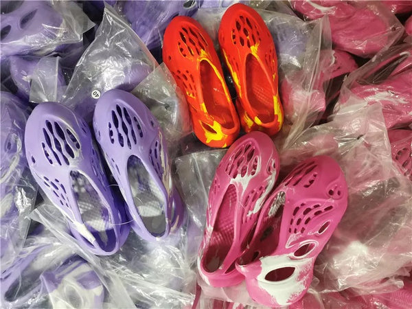Adidas Yeezy Foam Runner “Carbon” –